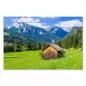 Preview: Holzhütte auf Wiese, Alpengipfel im Hintergrund, traumhafter Ausblick.