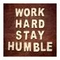 Preview: "Work hard, stay humble" - weiße Buchstaben auf Holz, Motivation & Bescheidenheit.