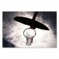 Preview: Ein Basketballkorb vor dem Himmel mit der Sonne dahinter.