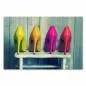 Preview: Vier bunte High Heels in Gelb, Orange, Pink und Rot stehen auf einer weißen Holzbank vor einer Vintage-Holzwand.