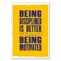 Preview: „Being Disciplined Is Better Than Being Motivated“ - motivierendes Poster über Disziplin für langfristigen Erfolg.