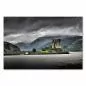 Preview: Eilean Donan Castle auf einer Insel, verbunden durch eine Steinbrücke, dramatisch unter dem Himmel.