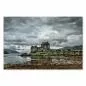 Preview: Spiegelbild von Eilean Donan Castle im Wasser und Steinstränden, drohender Himmel im Hintergrund.