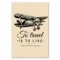 Preview: Ein nostalgisches Flugzeug im Vintage-Stil. Darunter der Spruch: "To travel is to live."