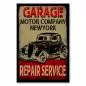 Preview: Ein schwarzes Oldtimer-Auto vor einem Werkstatt-Hintergrund. "Garage New York" steht daneben.