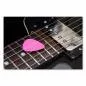 Preview: Nahaufnahme einer schwarzen E-Gitarre mit einem pinken Plektrum auf den Saiten - bereit zum Musik machen!