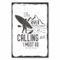 Preview: „The River Is Calling And I Must Go“ - Vintage-Poster für Outdoor-Enthusiasten, die Sehnsucht nach Abenteuer weckt.