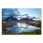 Preview: Atemberaubende Landschaft in Norwegen, malerisches Fischerdorf spiegelt sich im Wasser, majestätische Berge dahinter.