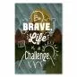 Preview: "Be Brave. Life is a challenge." – ein inspirierendes Poster mit einem motivierenden Spruch vor einem Naturhintergrund.