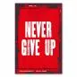 Preview: Motivationsspruch auf rotem Hintergrund: „Never give up“ ermutigt zum Durchhalten, egal wie schwierig.