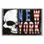 Preview: Grunge-Design: Totenkopf mit "New York" in den Farben der amerikanischen Flagge.