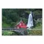 Preview: Traditionelles rotes Haus an Wasserfall, Norwegen, Steinbrücke über Fluss.