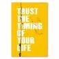 Preview: "Trust The Timing of Your Life" – ein motivierendes Poster, das daran erinnert, dass alles seinen eigenen Zeitpunkt hat.