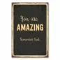 Preview: Inspirierendes Vintage Schild mit der Aufschrift "You are AMAZING.Remember that."auf dunklem Hintergrund.