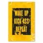 Preview: "Wake Up Kick Ass Repeat" - dieses motivierende Poster in Gelb und Schwarz ist ein Muss für alle, die etwas erreichen wollen.