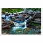 Preview: Wasserfall über moosbewachsene Steine, grüne Berglandschaft, idyllische Atmosphäre.