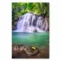 Preview: Malerischer Wasserfall, mehrere Stufen, smaragdgrünes Wasserbecken, Vegetation.