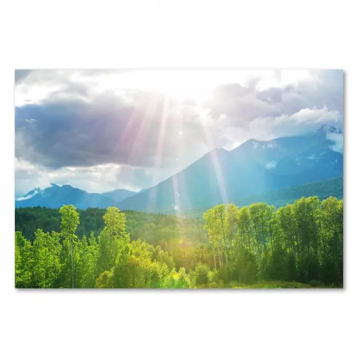 Sonnenstrahlen durchbrechen Wolken & erleuchten Berglandschaft mit grünen Wäldern.