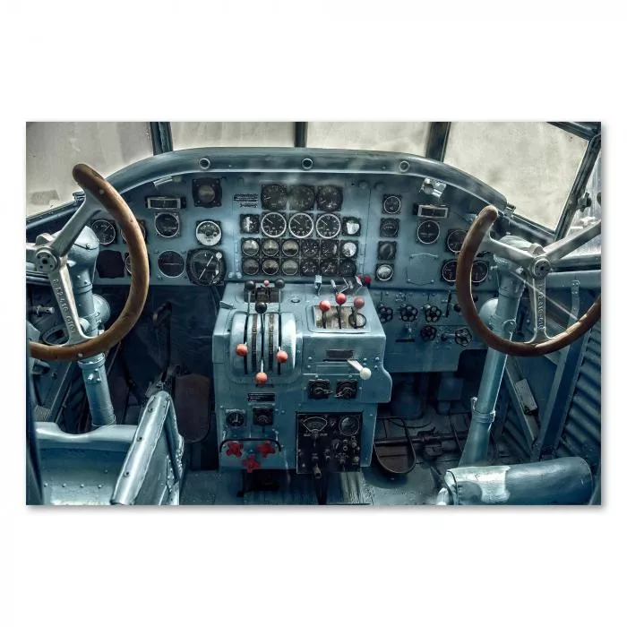 Cockpit eines historischen Flugzeugs mit Instrumenten und Hebeln zeigt Pionierzeit der Luftfahrt.