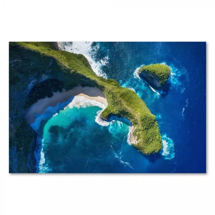 Luftaufnahme: Kelingking Beach (Nusa Penida), türkisblaues Wasser, grüne Klippen.