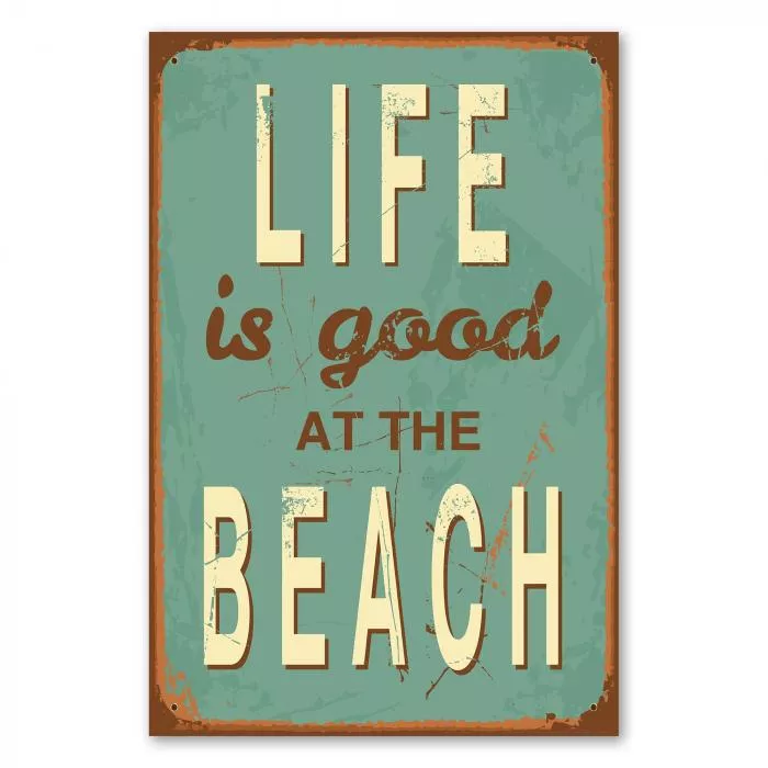 Vintage-Schild im Shabby-Chic-Look mit „Life is good at the Beach“, strahlt Urlaubsstimmung und Meeressehnsucht aus.