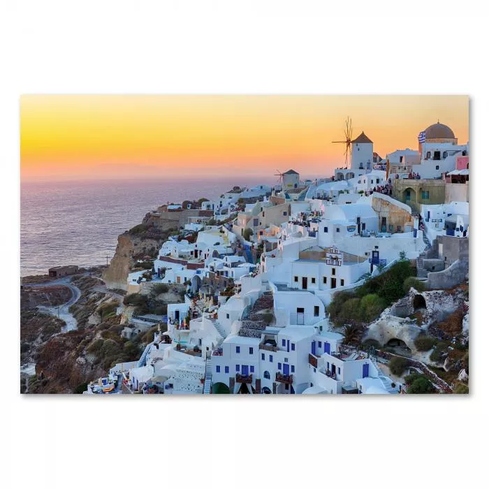 Weiße Häuser, Windmühlen und das Meer - Santorini im Licht des Sonnenuntergangs.