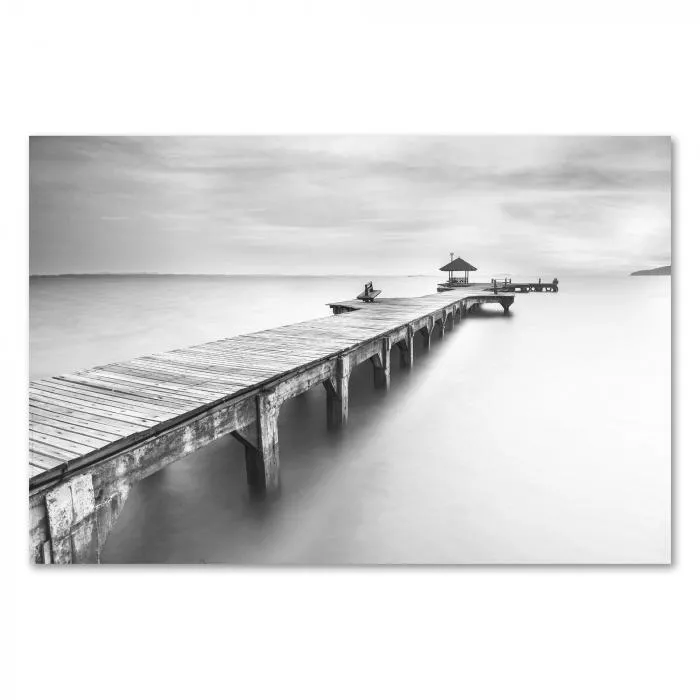 Holzsteg führt über stilles Wasser zu einem kleinen Pavillon, schwarz-weiß Fotografie unterstreicht Ruhe.