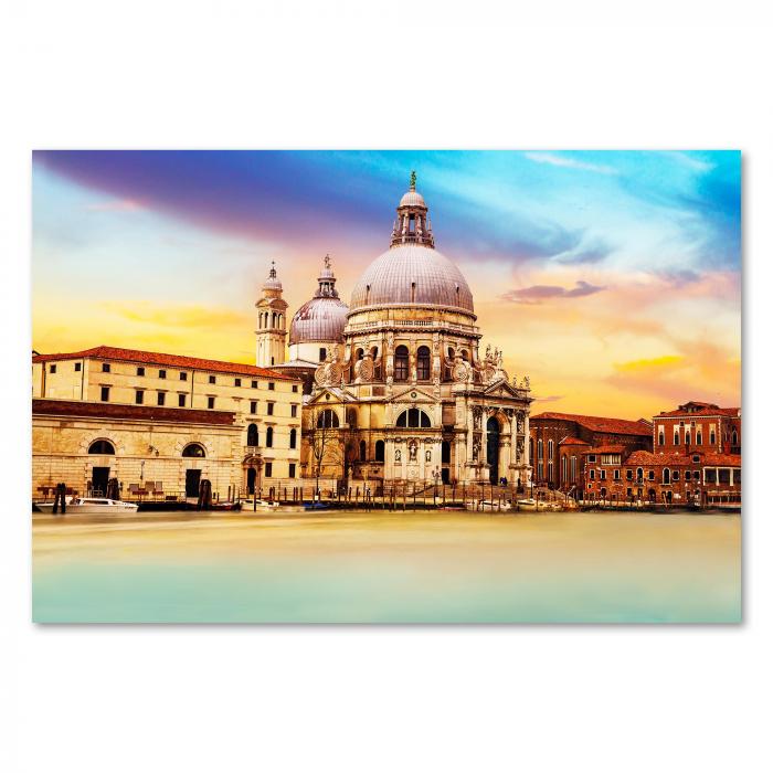 Die Basilika Santa Maria della Salute im Sonnenuntergang - ein romantisches Bild von Venedig.