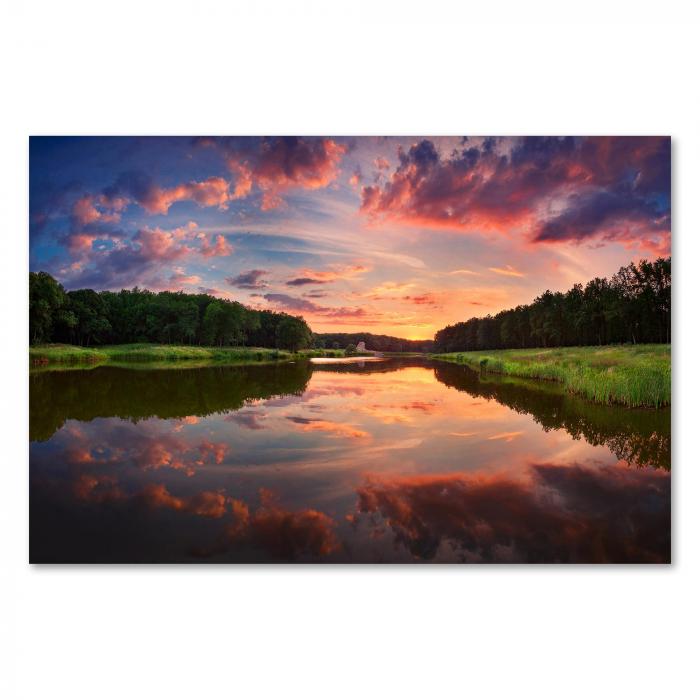 Fluss spiegelt Abendhimmel, Sonnenuntergang, warme Rottöne in Wolken.