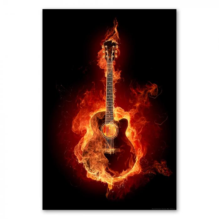 Die Silhouette einer akustischen Gitarre zeichnet sich deutlich gegen einen Hintergrund aus heißen Flammen ab.