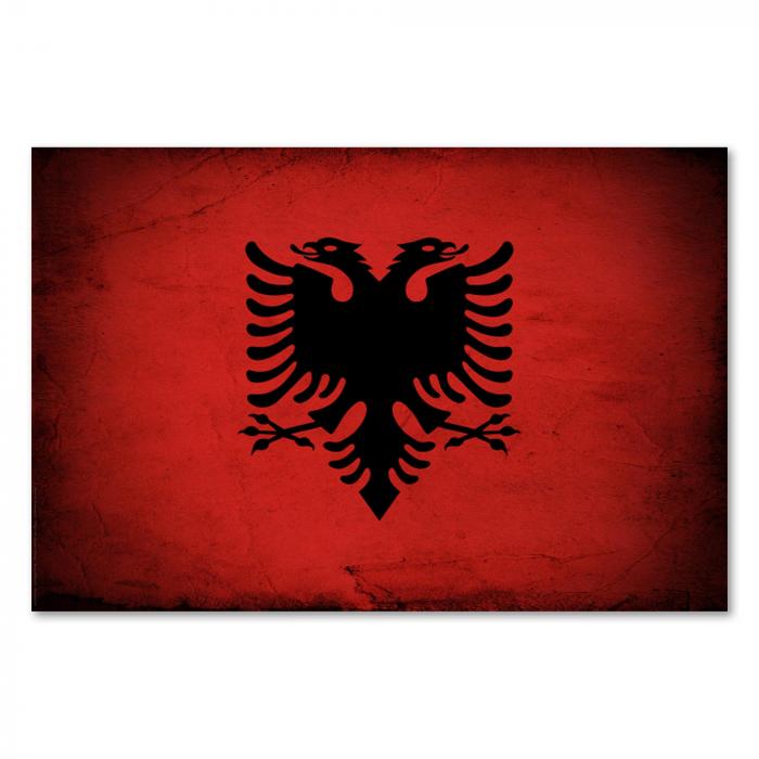 Albanische Flagge im Grunge-Stil: Der schwarze Doppeladler ist das Wappentier Albaniens.