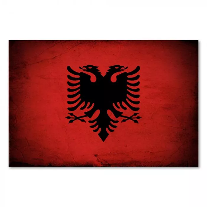 Albanische Flagge im Grunge-Stil: Der schwarze Doppeladler ist das Wappentier Albaniens.