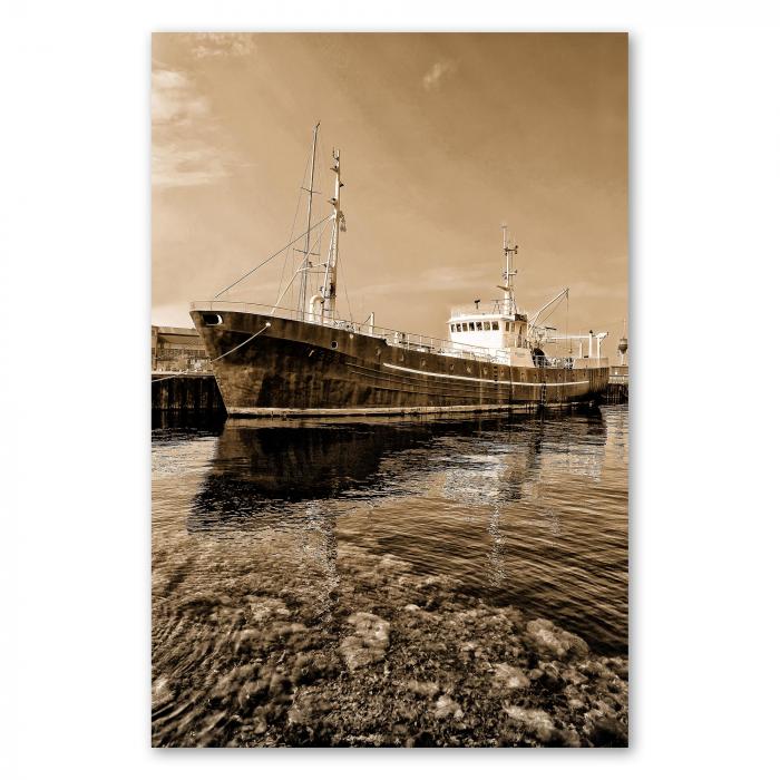 Sepiafarbenes Foto eines alten Fischerbootes, das an einem Steg im Hafen liegt.