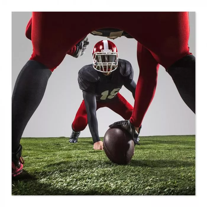 American Football: Spieler stürmt mit dem Ball auf Verteidigung zu - Action.