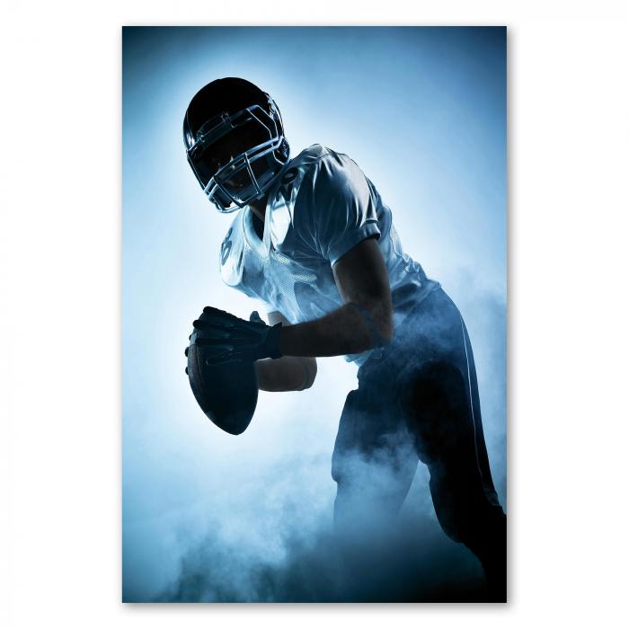 Dynamisches Bild eines American Football Spielers in Aktion, eingehüllt in blauen Nebel, bereit zum Wurf.