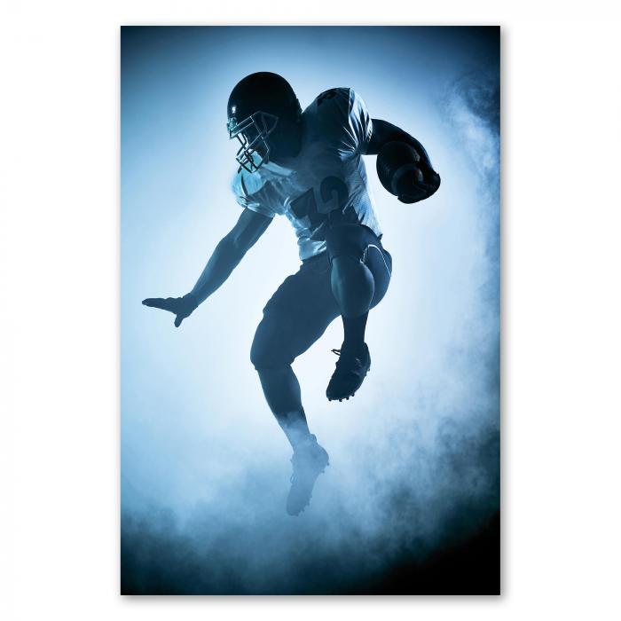 American Football Spieler springt in die Luft, blauer Nebel, Sport & Action.