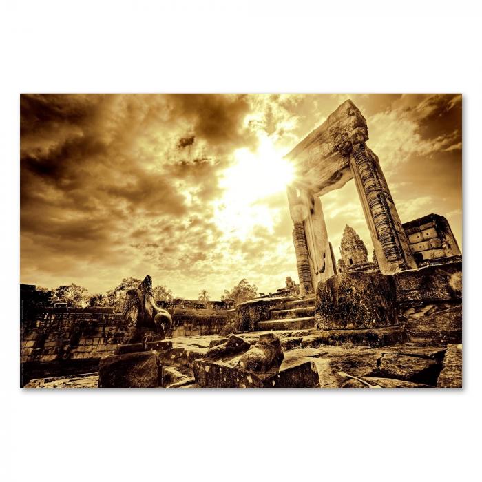 Sepia-Foto einer Tempelruine in Angkor Wat, die Sonne beleuchtet kunstvolle Steinmetzarbeiten.