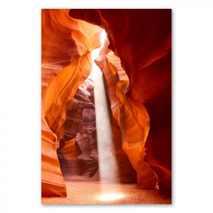 Beeindruckender Anblick des Antelope Canyon mit einem Sonnenstrahl, der durch die Felsen scheint.