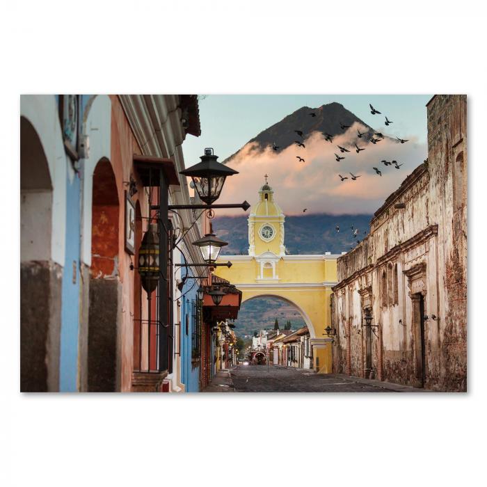 Farbenfrohe Häuserfassaden in Antigua Guatemala - ein beeindruckendes Bild mit kolonialem Charme.