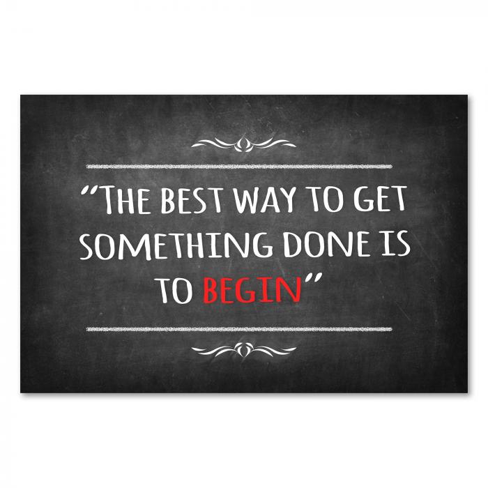 „The best way to get something done is to begin“ - motivierender Spruch auf Kreidetafel, Fokus auf erster Schritt.