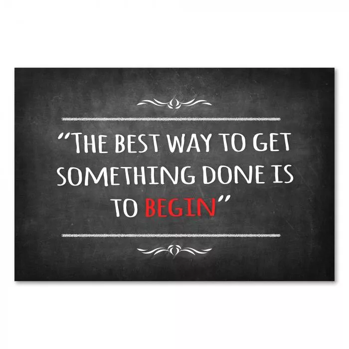 „The best way to get something done is to begin“ - motivierender Spruch auf Kreidetafel, Fokus auf erster Schritt.