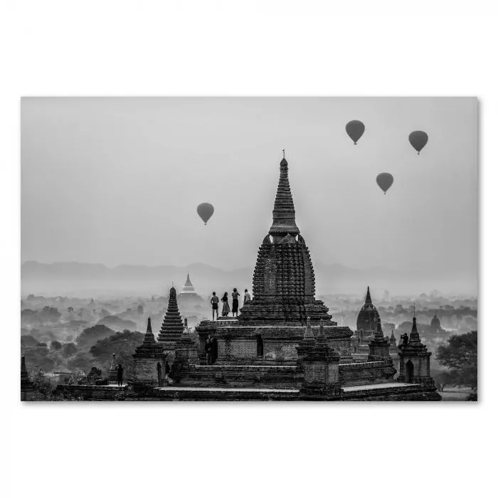 Heißluftballons schweben über den Tempeln von Bagan in Myanmar - eine beeindruckende Schwarz-Weiß-Aufnahme.