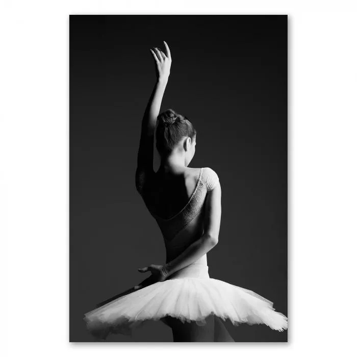 Anmut und Grazie vereint: Eine Ballerina in Schwarz-Weiß mit erhobenem Arm und weit aufgefächertem Tutu.