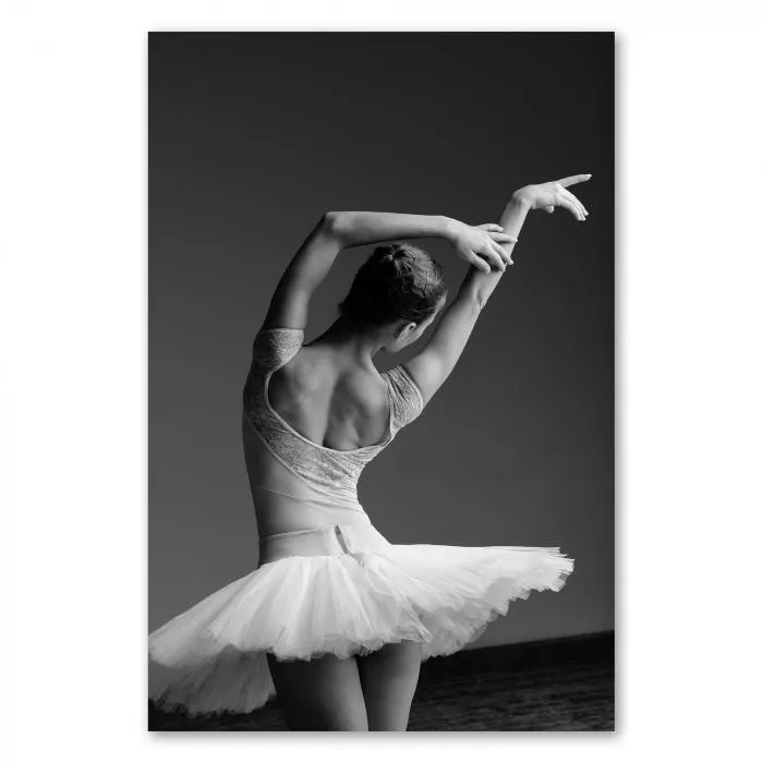 Schwarz-Weiß-Fotografie einer Ballerina in Rückansicht, dehnt Oberkörper in anmutiger Pose.