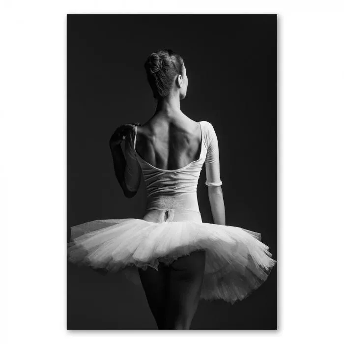 Schwarz-Weiß-Fotografie der Ballerina von hinten, zeigt definierte Rückenmuskulatur und Anmut des Balletts.