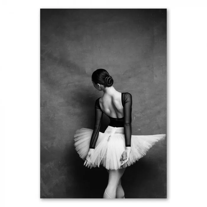 Schwarz-Weiß-Fotografie: Ballerina in klassischer Pose, weißes Tutu, blickt über Schulter.