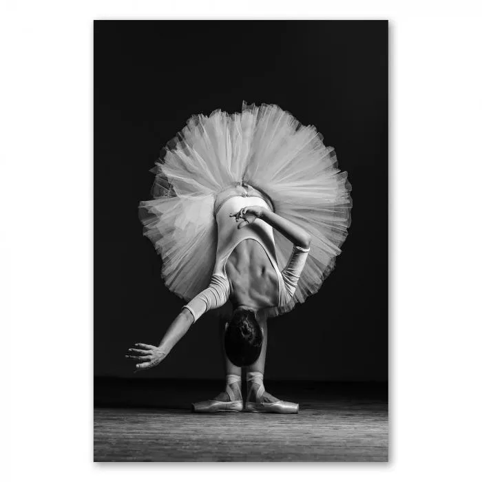 Grazile Verbeugung: Eine Ballerina in Schwarz-Weiß, ihr Tutu bildet einen Kreis um sie herum.