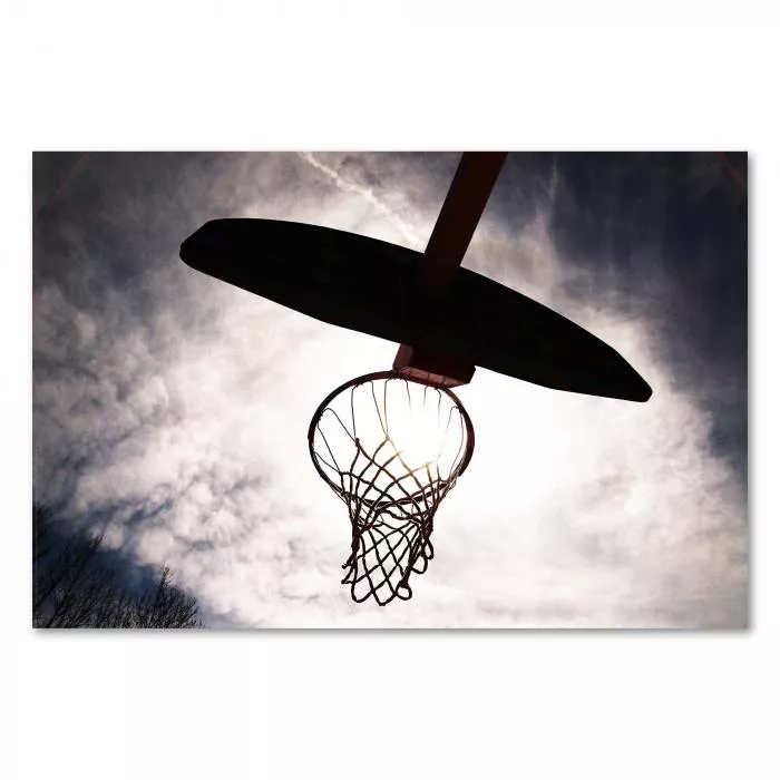 Ein Basketballkorb vor dem Himmel mit der Sonne dahinter.