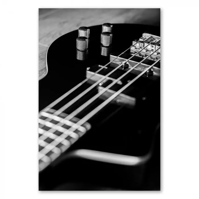 Abstrakte Schwarzweißaufnahme: E-Bass-Gitarre, schräge Perspektive, Reflexionen.