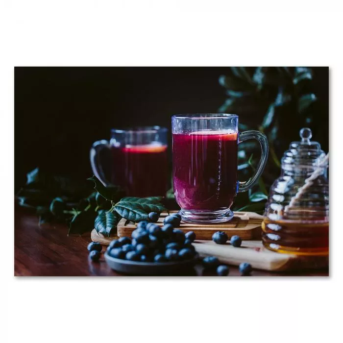 Zwei Gläser Beerenglühwein, Honig, Zitrone, Blaubeeren - Wintergetränk.